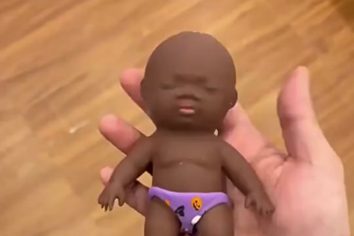 Vídeo: Boneco de bebê negro vira alvo de vídeos violentos e gera denúncias de racismo