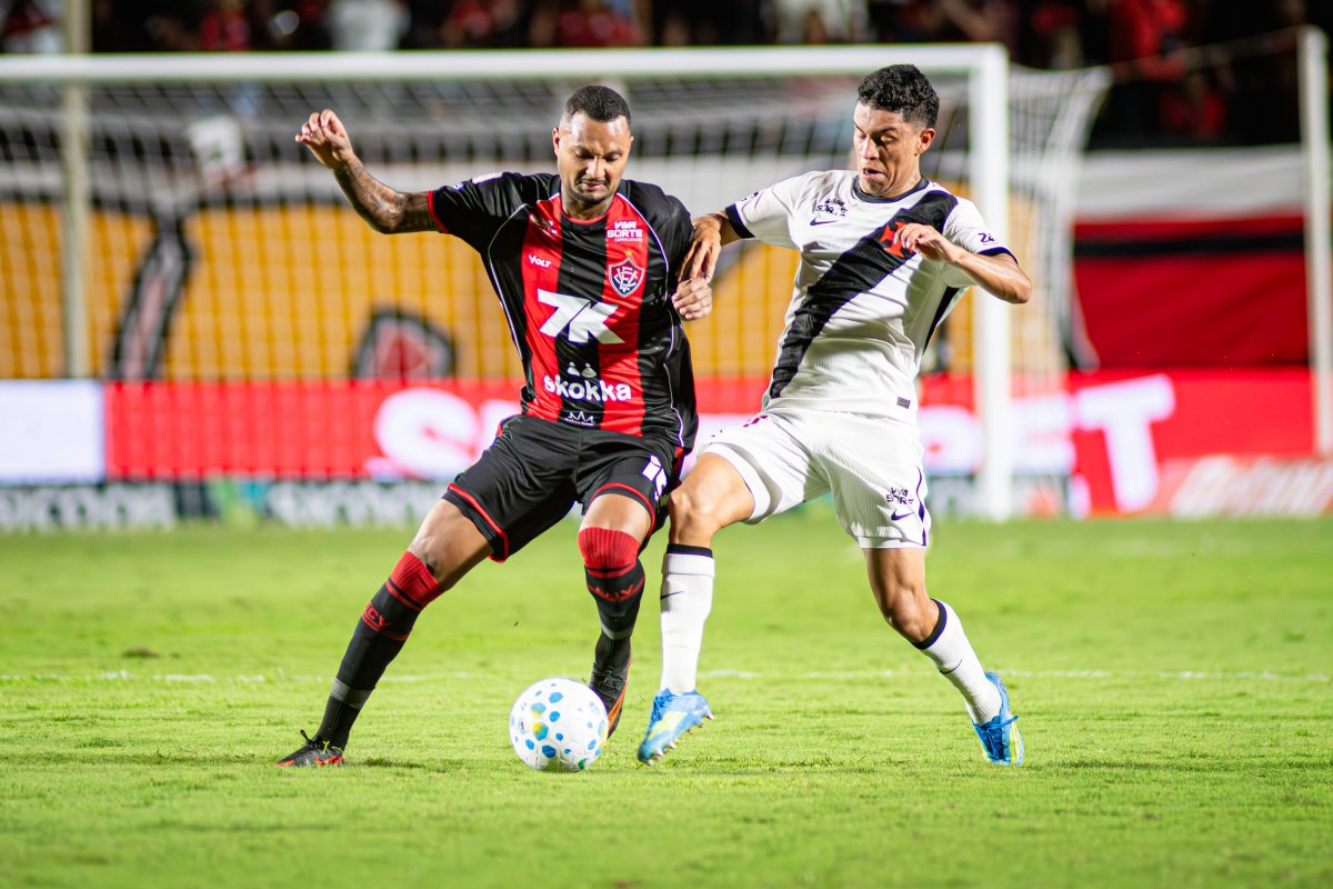 Vitória vence Vasco no Barradão e se distancia da zona de rebaixamento 