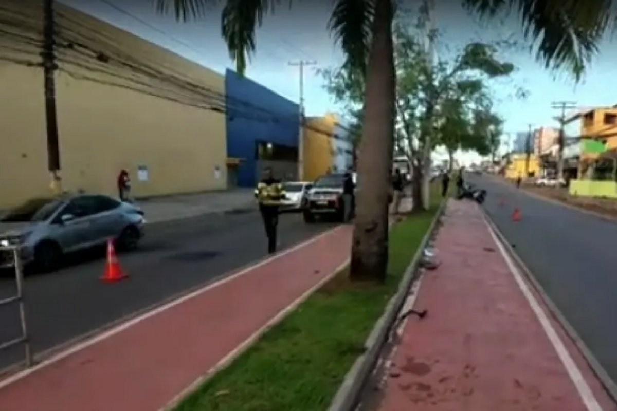 Duas pessoas morrem em acidente de moto na Avenida Dorival Caymmi, em Itapuã