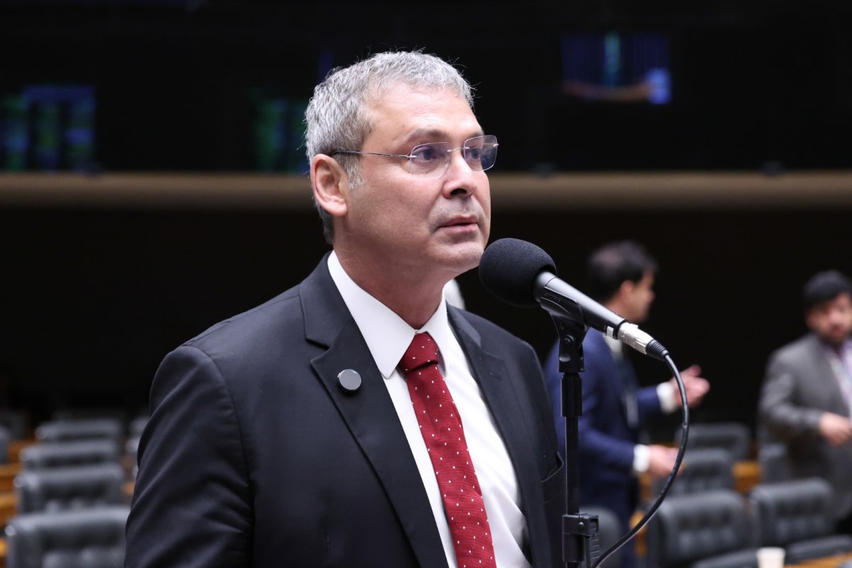 Lindbergh destinou R$ 1,7 milhão em emendas para cooperativas do MST no Paraná, diz coluna