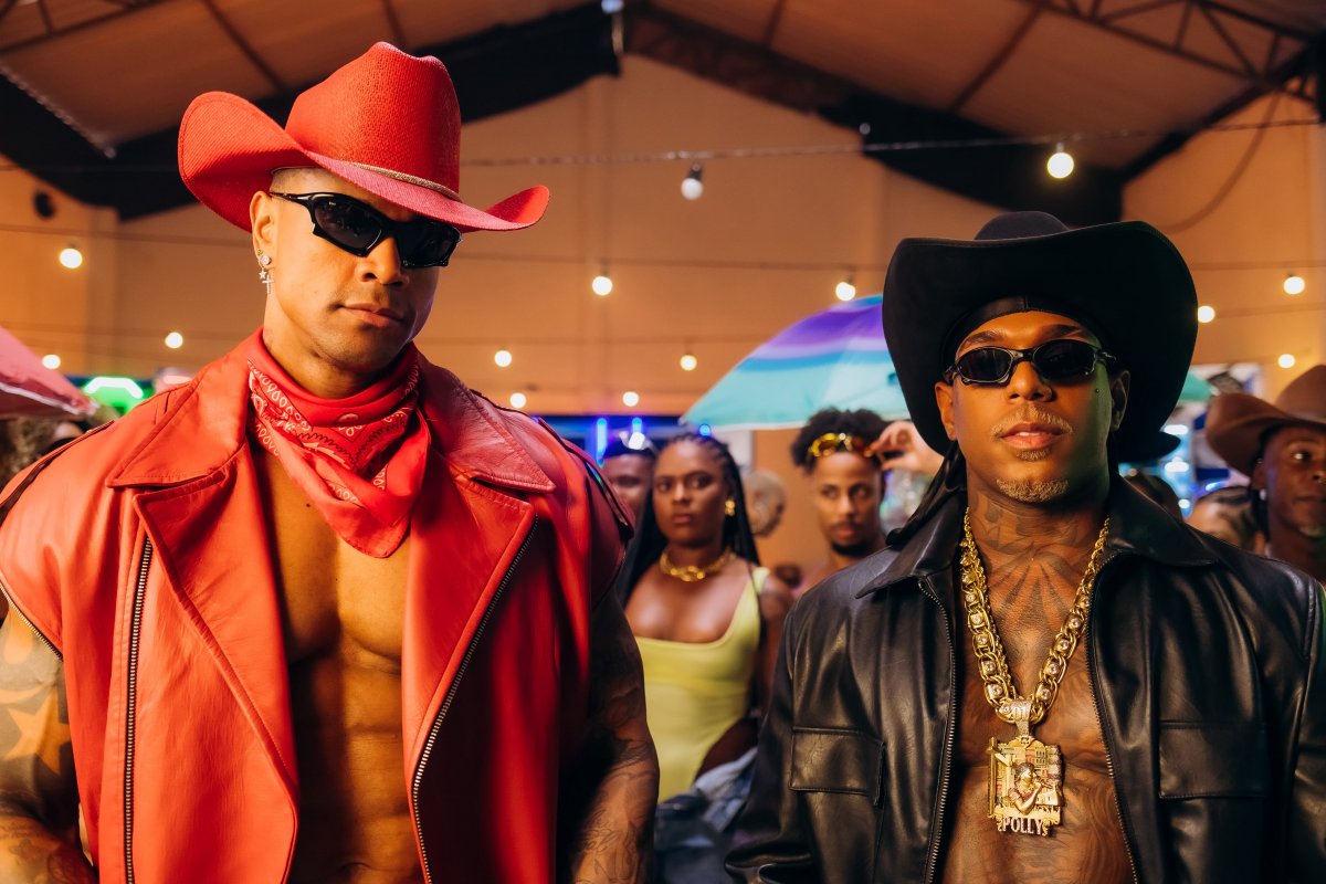 Oh Polêmico e Léo Santana surgem como cowboys em videoclipe de ‘Laço na Fivela"! 