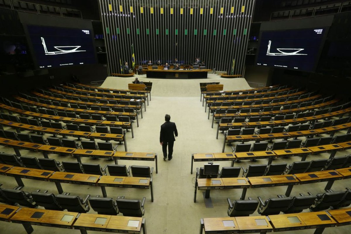 Após primeiro caso de coronavírus na Câmara, deputados pedem solução para votações