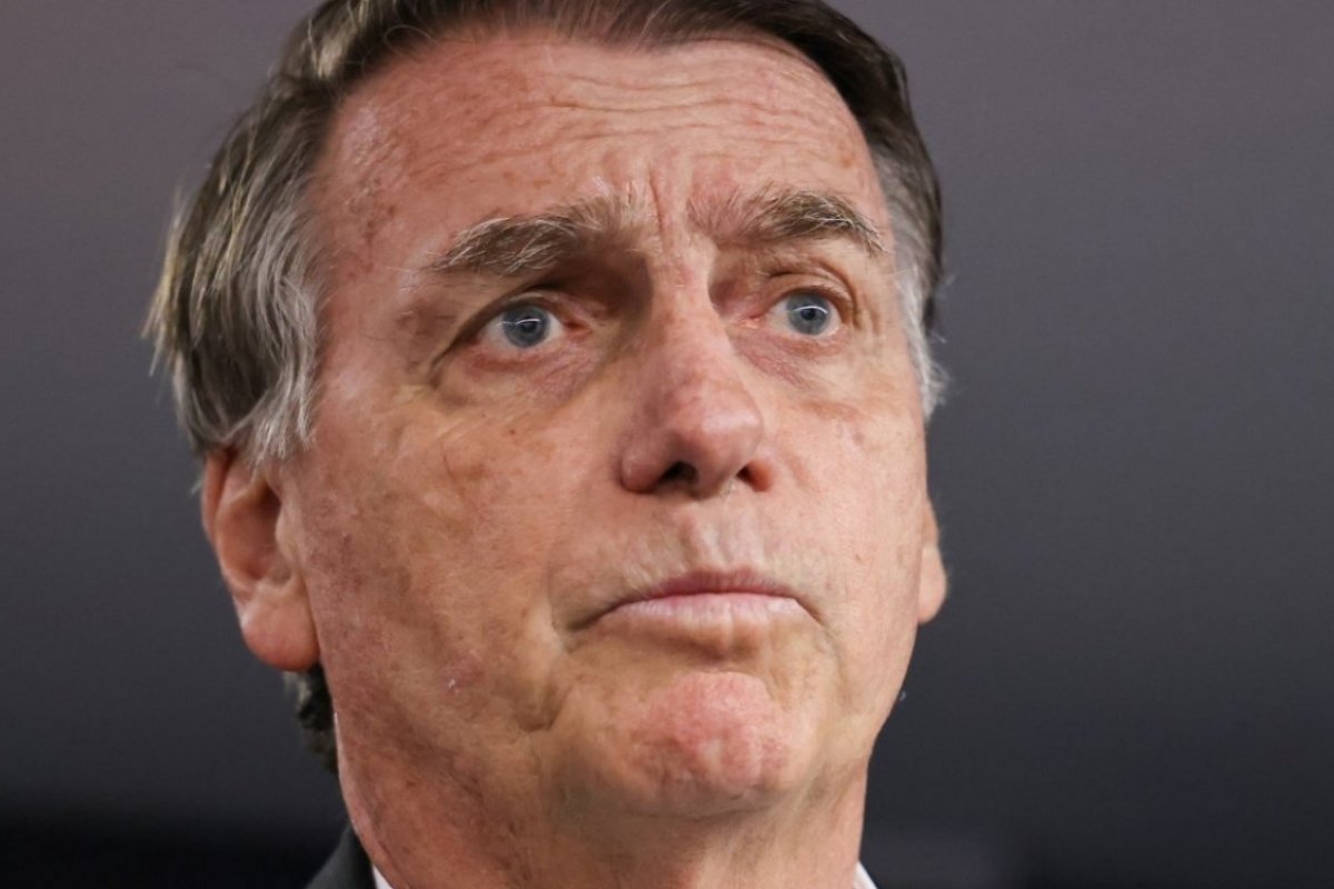 Bolsonaro tem quadro de soluços por cerca de 36 horas, diz relatório médico