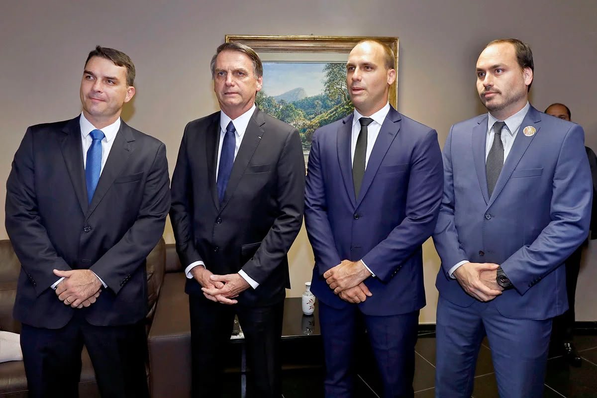 Filhos de Bolsonaro criticam decisão que proíbe visitas ao ex-presidente por 30 dias