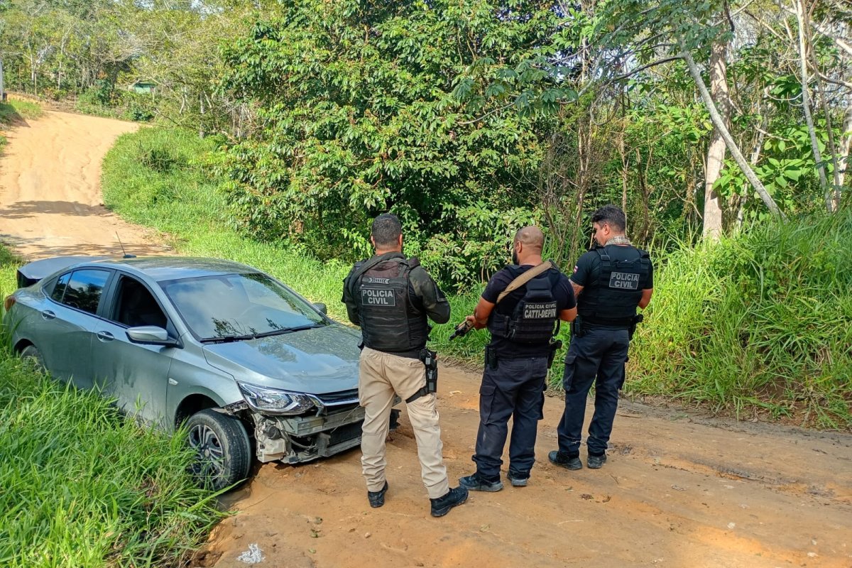 Motorista destrava porta-malas e salta de carro em movimento para escapar de criminosos
