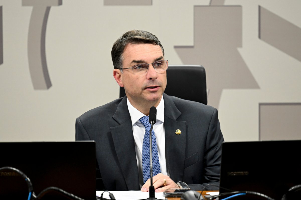 Justiça rejeita pedido de Flávio Bolsonaro para indenização de R$ 61 mil em ação por publicação em rede social