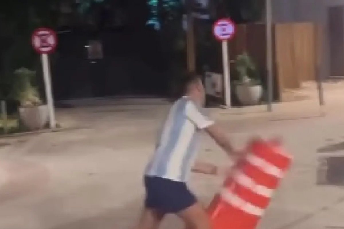 Vídeo: torcedor da Argentina tem reação descontrolada em Praia do Forte após derrota para Espanha