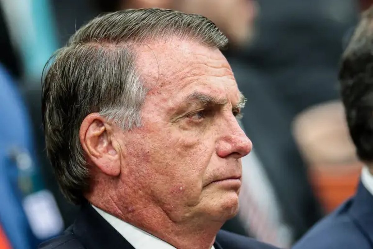 Defesa de Bolsonaro pede que Moraes reconsidere suspensão de visitas de Flávio