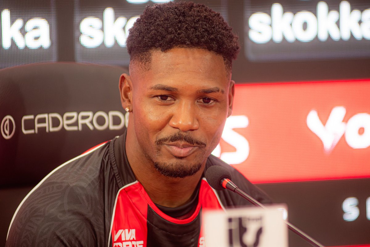 Vitória ganha opção na lateral com regularização de Fabiano Souza