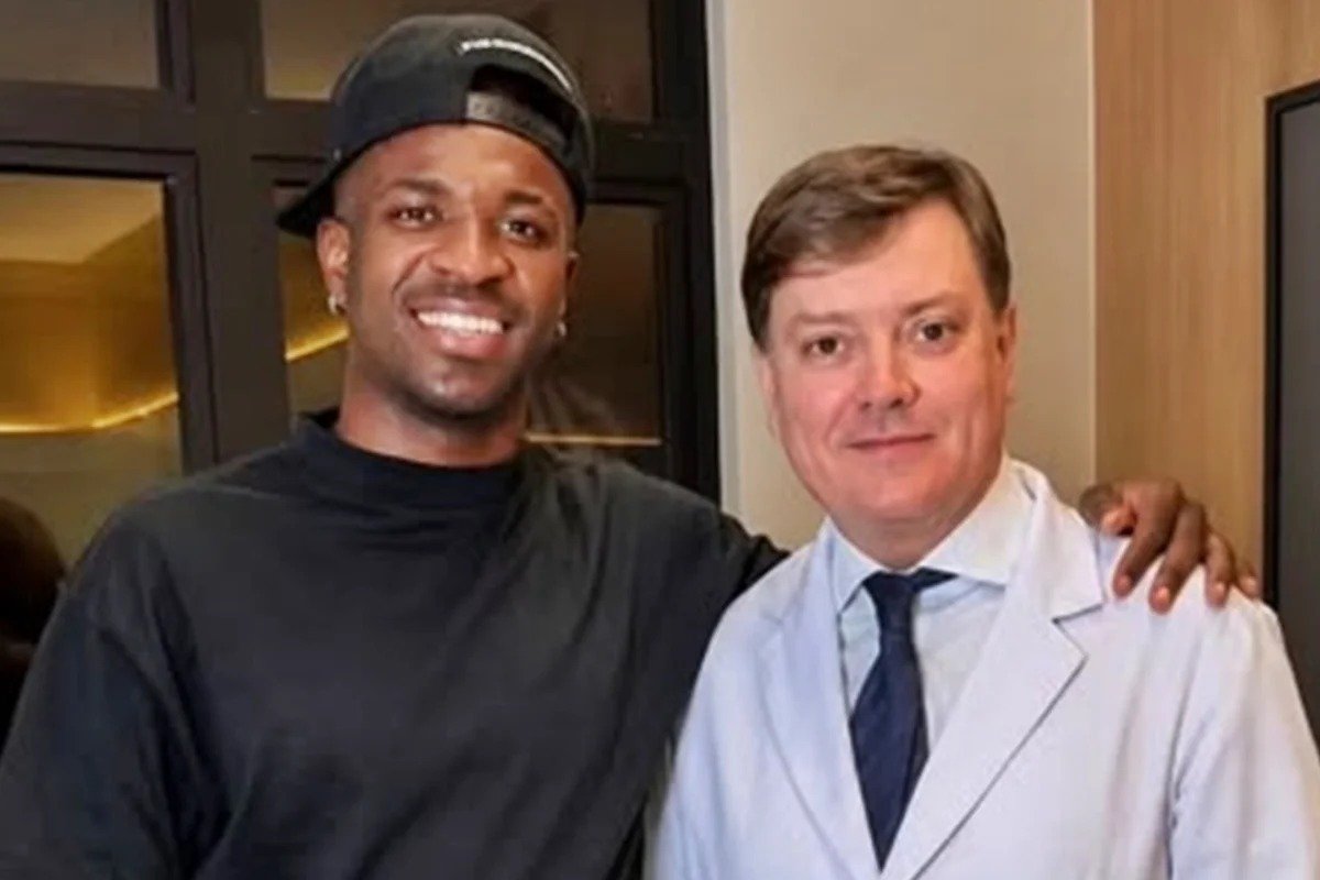 Harmonização facial em Vini Jr chama atenção durante inauguração de academia