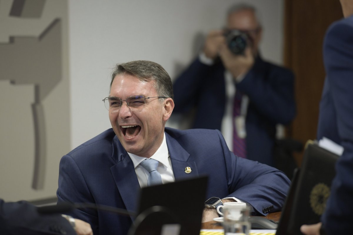Flávio Bolsonaro deve chegar à convenção do PL sem vice e sem alianças fechadas
