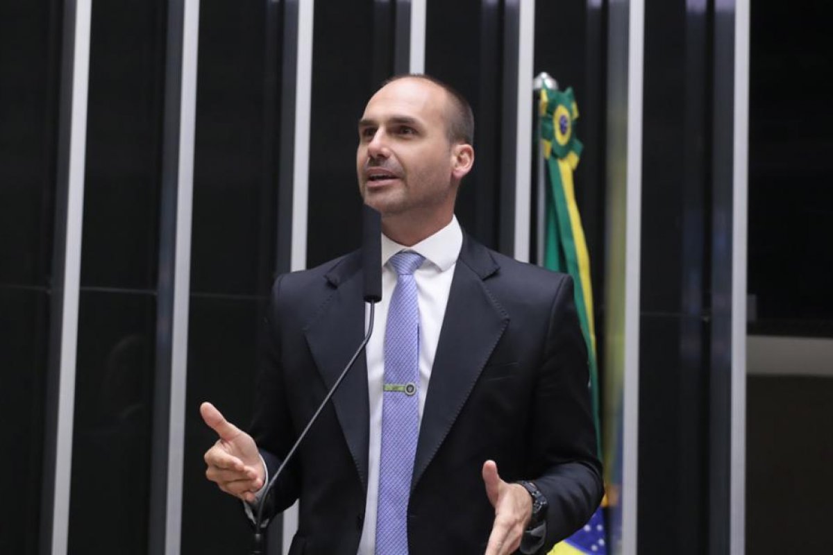 PF recomenda a demissão de Eduardo Bolsonaro por abandono de cargo; ministro da Justiça decidirá