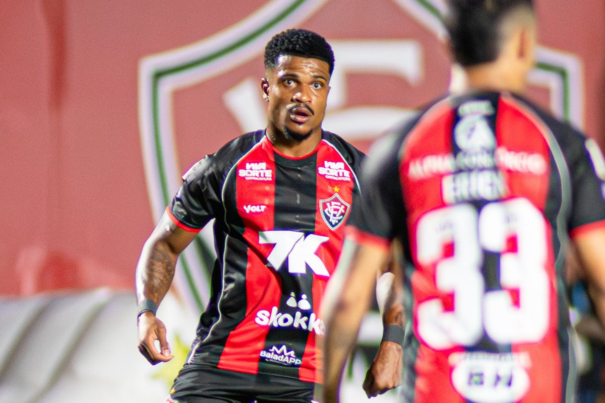 Vitória mira vaga no G-10 e busca primeira vitória fora de casa diante do Botafogo