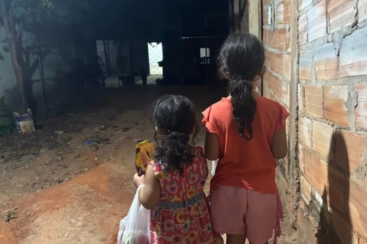 Vídeo: Crianças de 2 e 5 anos são deixadas sozinhas pela mãe em casa cheia de lixo 