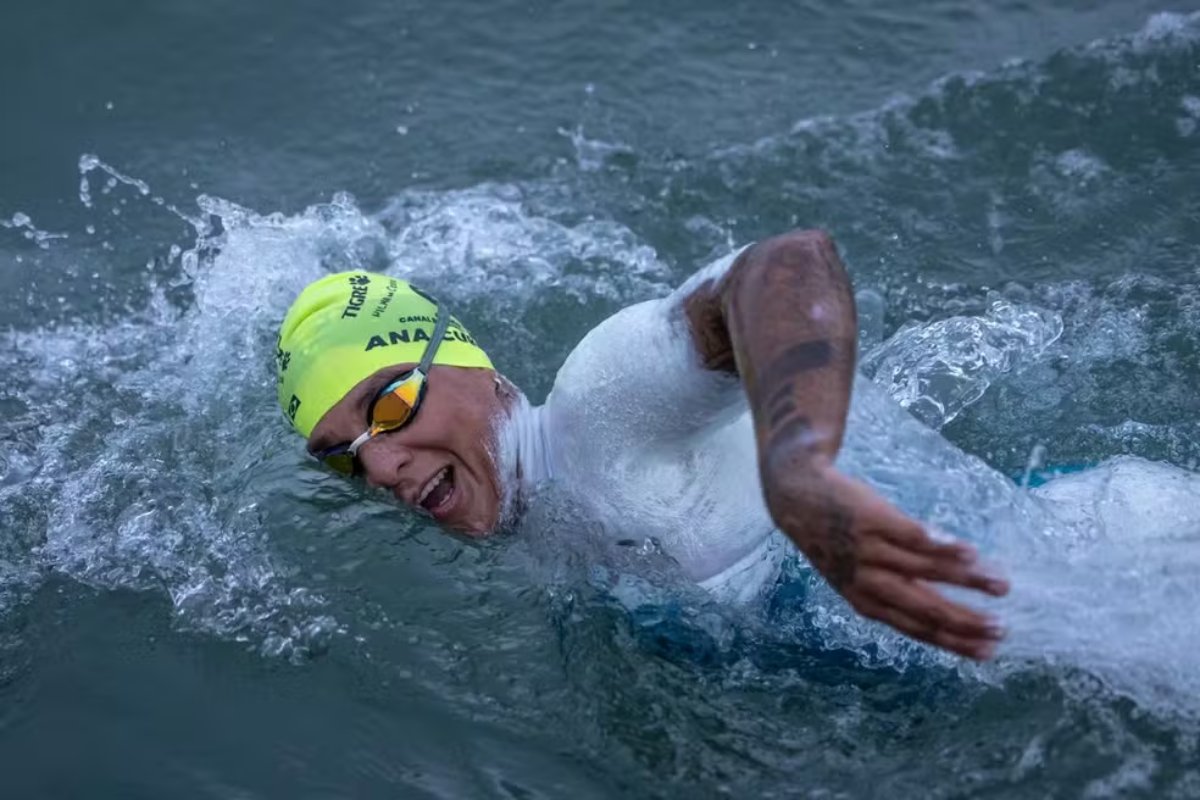 Ana Marcela Cunha bate recorde sul-americano ao completar travessia do Canal da Mancha