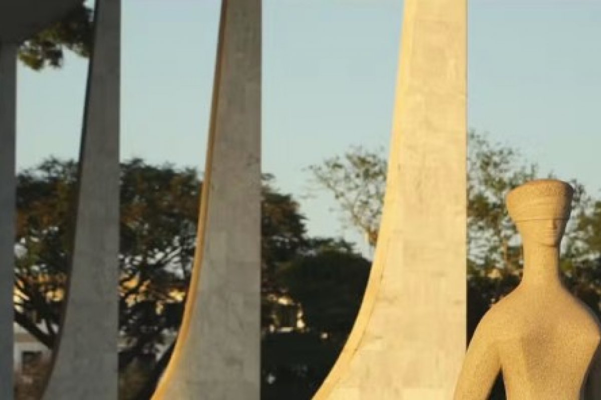 STF classifica como "graves" e "absurdas" as falas de Flávio Bolsonaro sobre as urnas