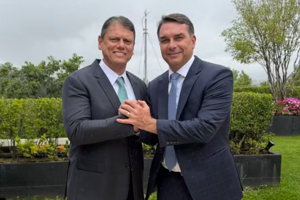 Flávio não tem "nada a ver" com tarifaço, afirma Tarcísio