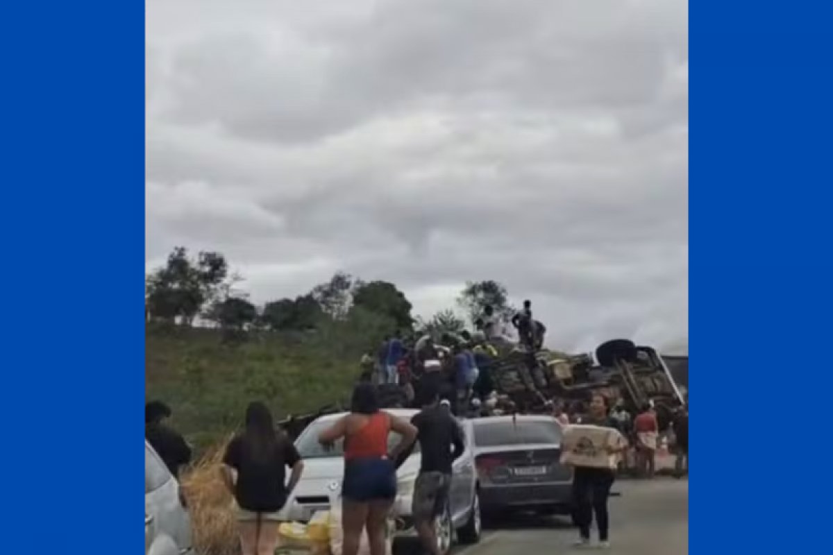 Vídeo: caminhão-baú tomba e carga de alimentos congelados é saqueada na Bahia 