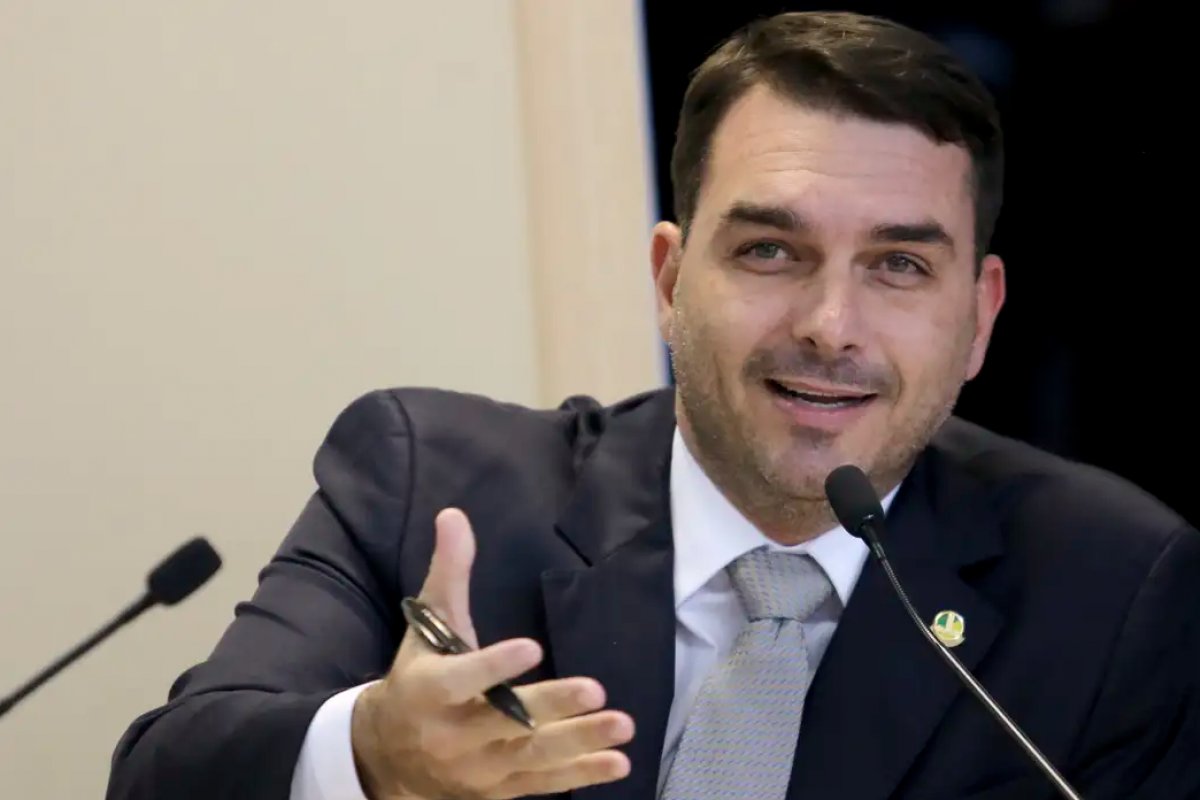 Flávio Bolsonaro repete tese falsa sobre urnas desde 2014 alternando ataques e recuos