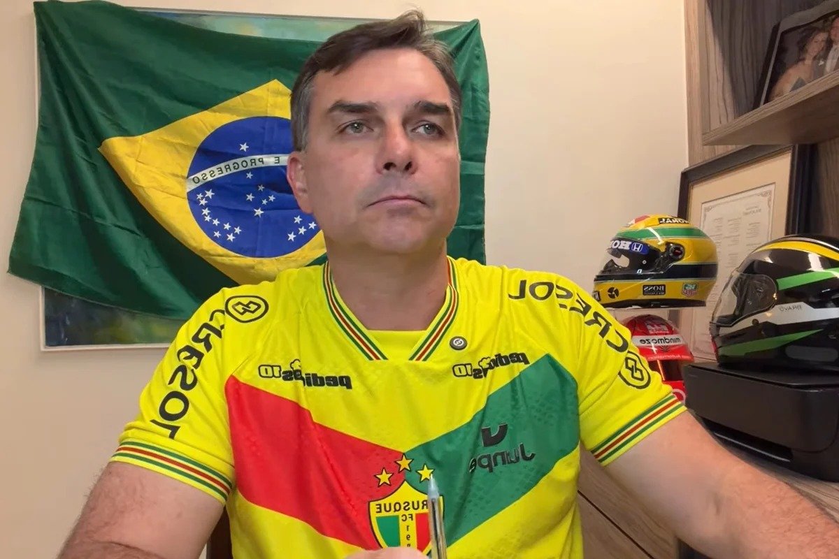 Após pedir desculpas a Michelle, Flávio faz live e não menciona ex-primeira dama