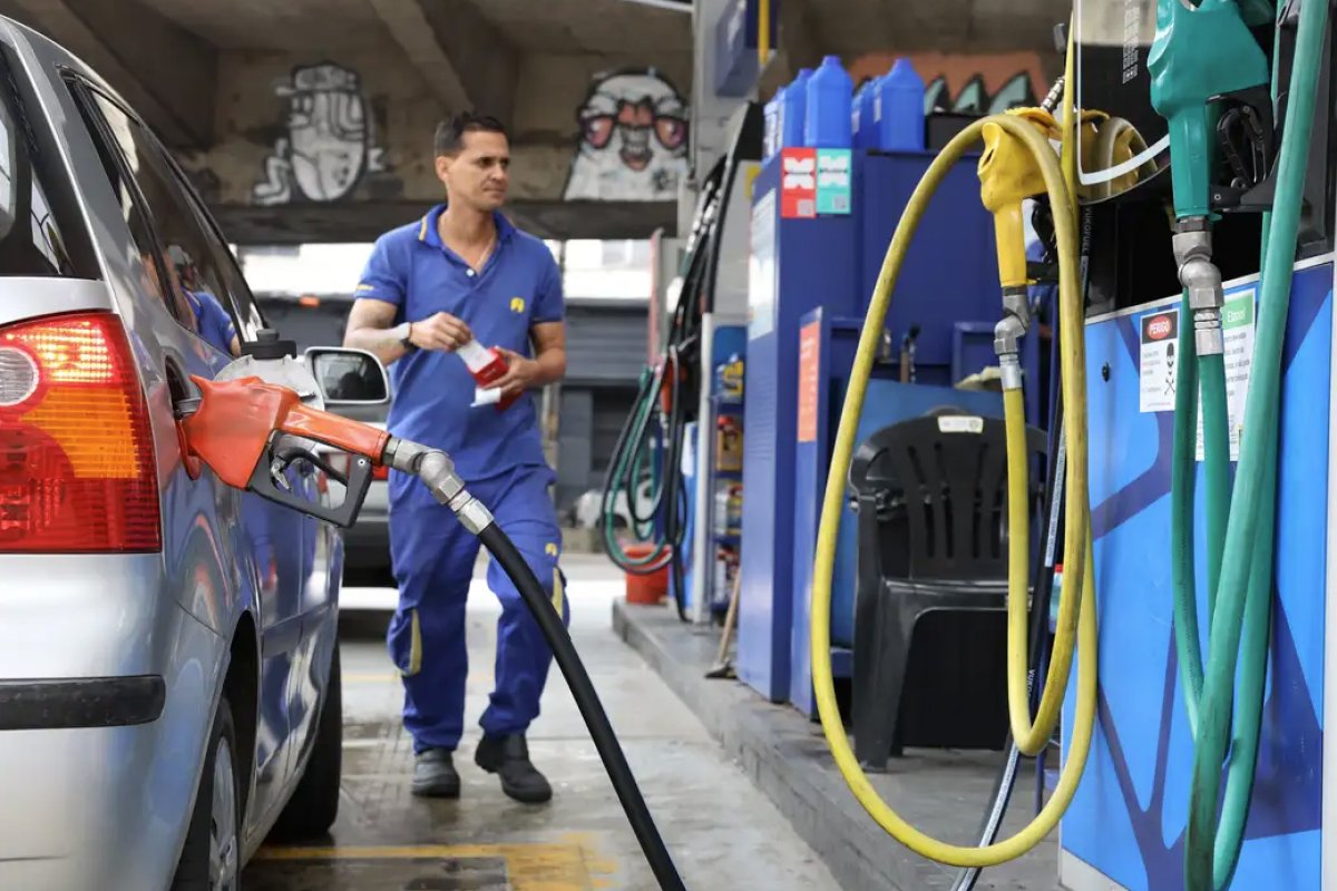 Subsídio de R$ 0,44 por litro da gasolina é prorrogado por 30 dias