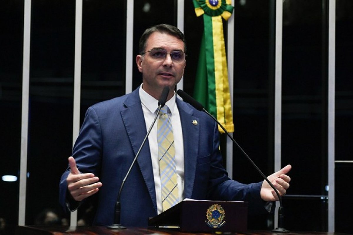 Aliados classificam articulação de Flávio com Centrão como 'tragédia' e avaliam vantagem de Lula 