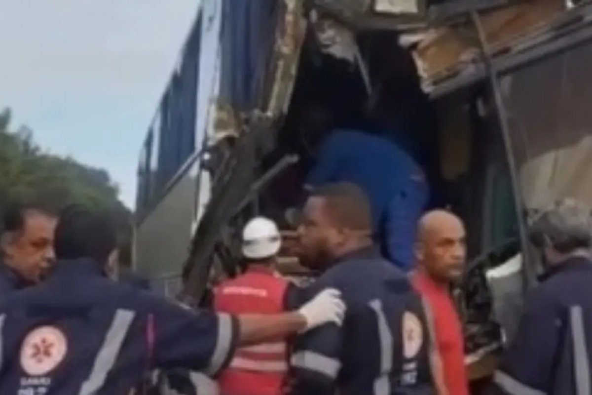 Ônibus que transportava trabalhadores deixa 19 feridos em acidente na Via Parafuso 