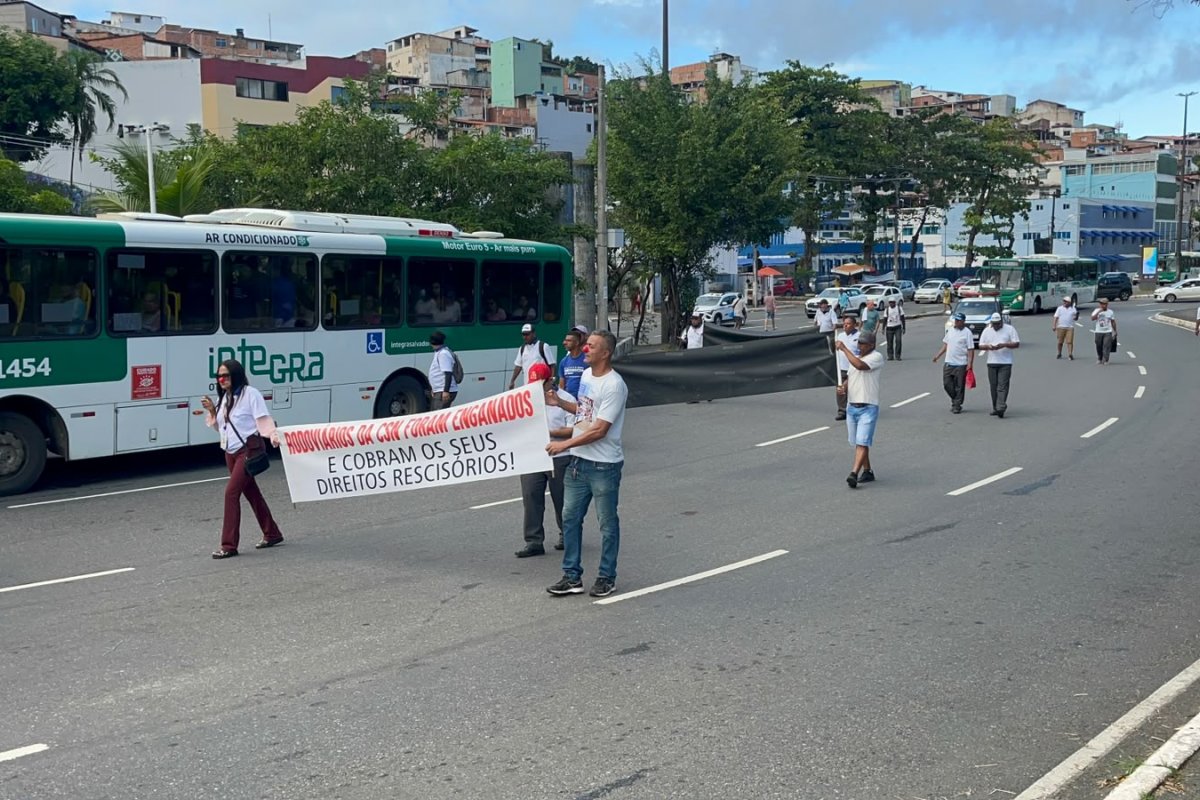 Vídeo: Ex-funcionários da CSN protestam para cobrar pagamento de indenizações rescisórias