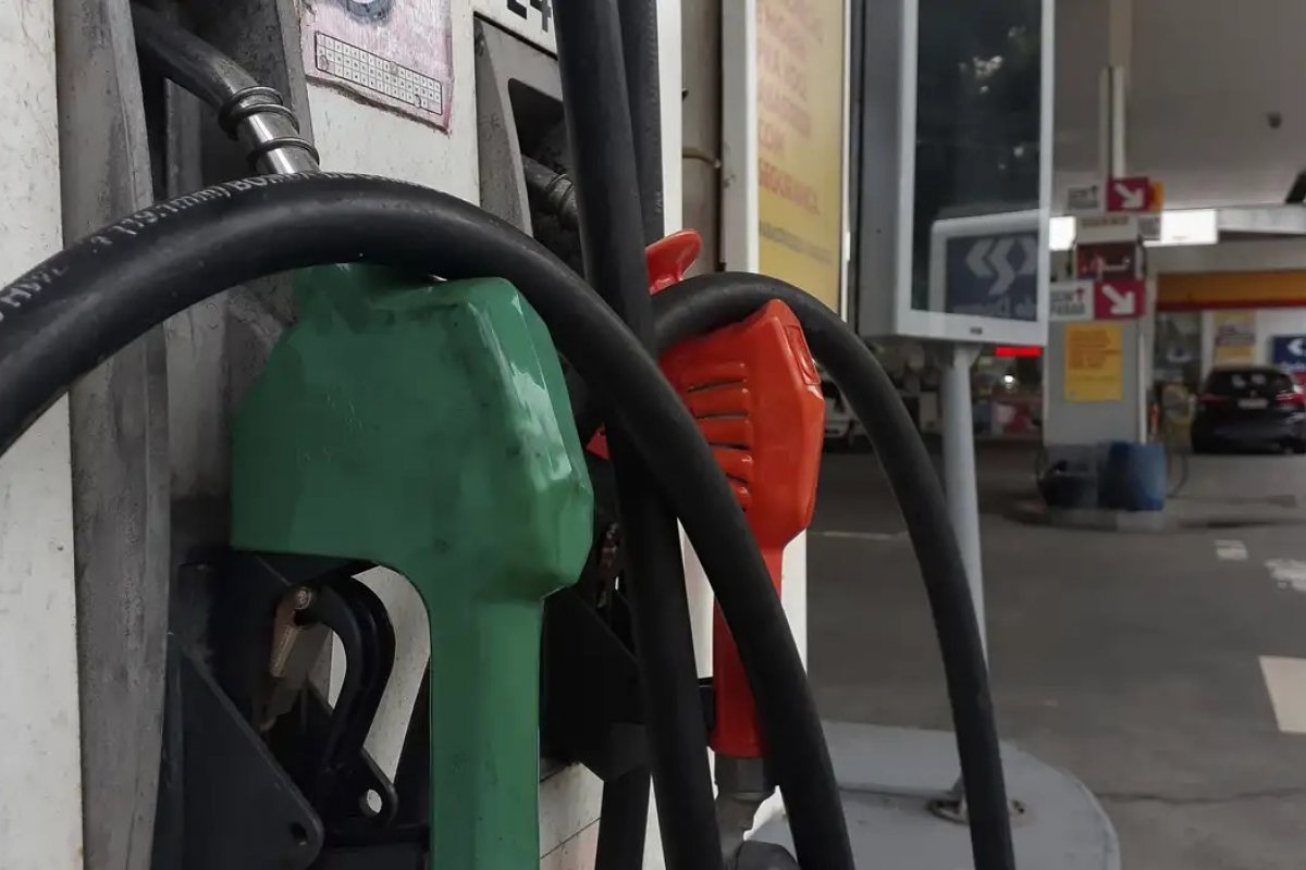 Preços da gasolina e do gás caem enquanto diesel segue em alta