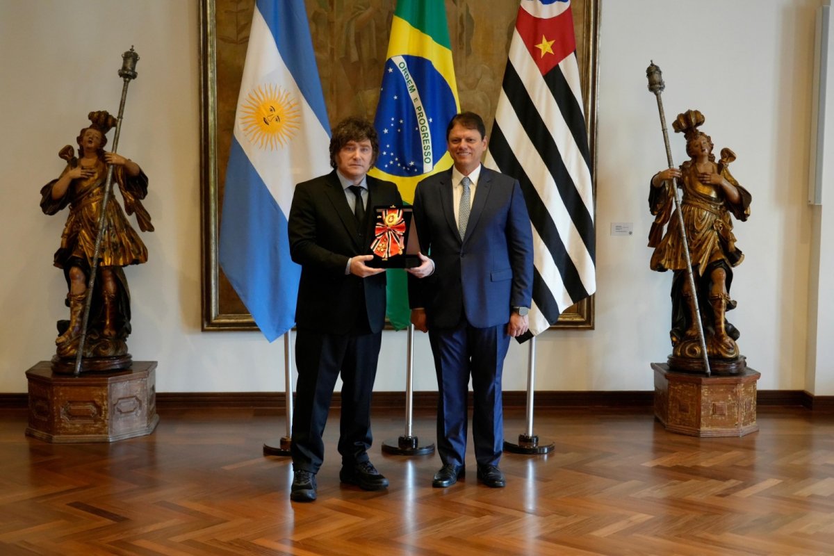 Tarcísio de Freitas homenageia Javier Milei com maior honraria de São Paulo