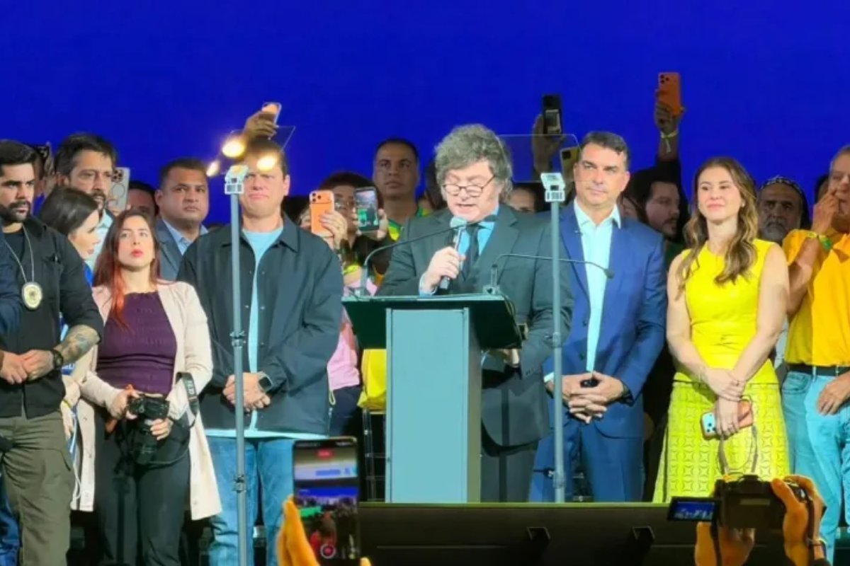 Em evento de candidatura de Flávio Bolsonaro, Milei critica socialismo e faz acusações contra Lula