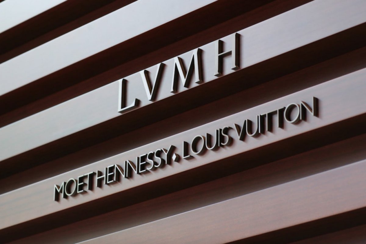 Grupo LVMH, que detém Louis Vuitton, irá produzir álcool gel para doação