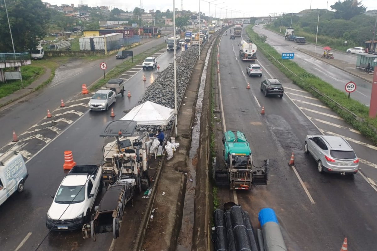 Trecho da BR-324 volta a ser interditado após pavimento afundar em Simões Filho