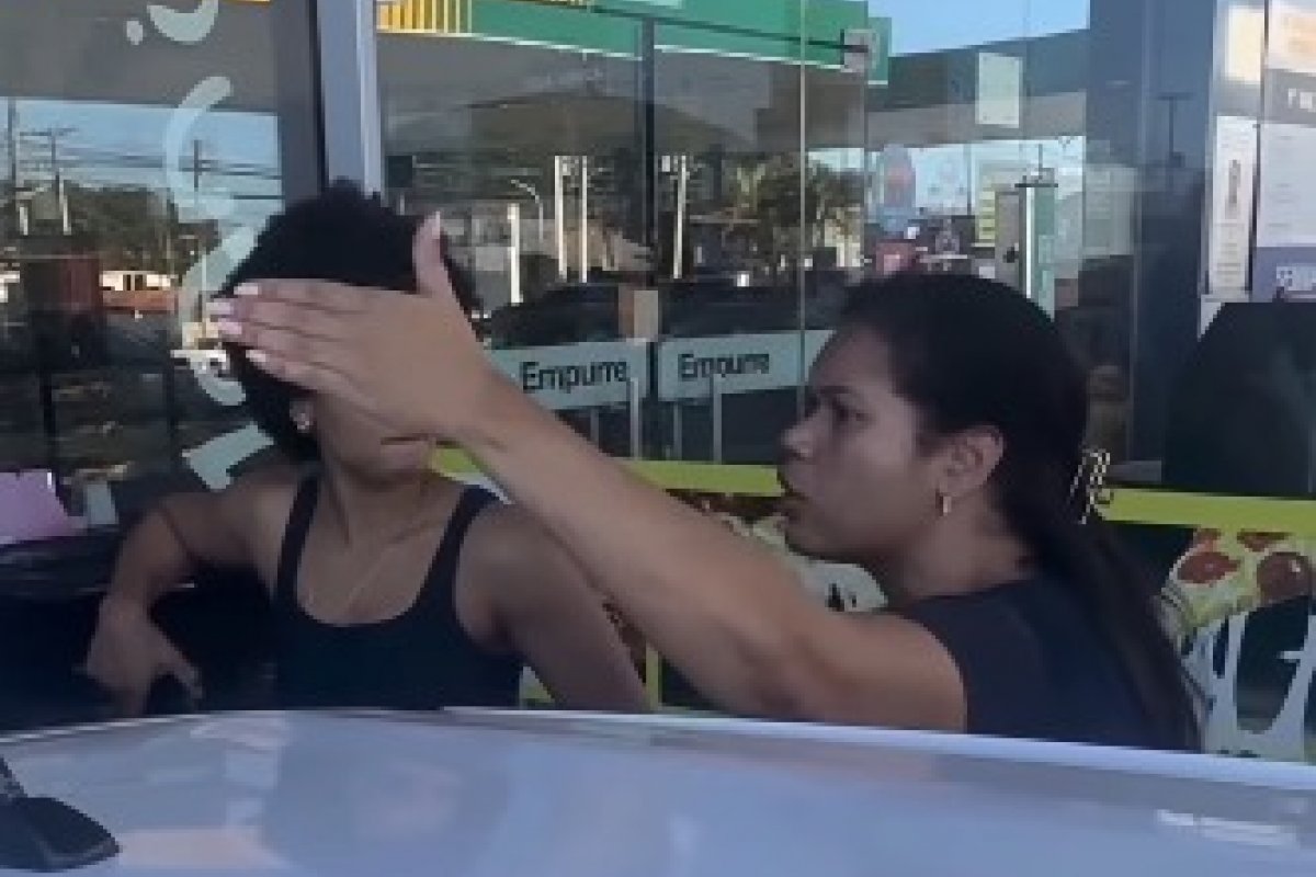 Mulher é presa em Lauro de Freitas após ofensas racistas e homofóbicas