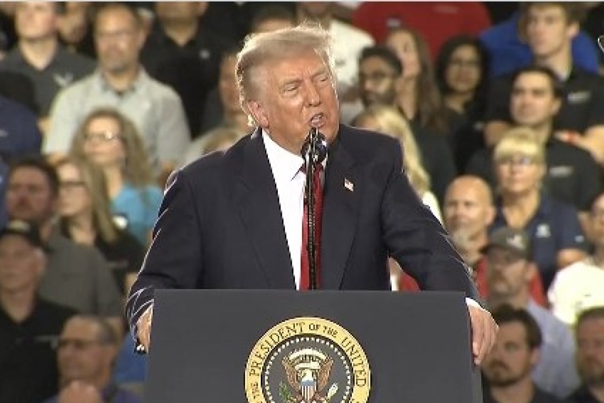 Trump é interrompido durante discurso: "protetor de pedófilo"