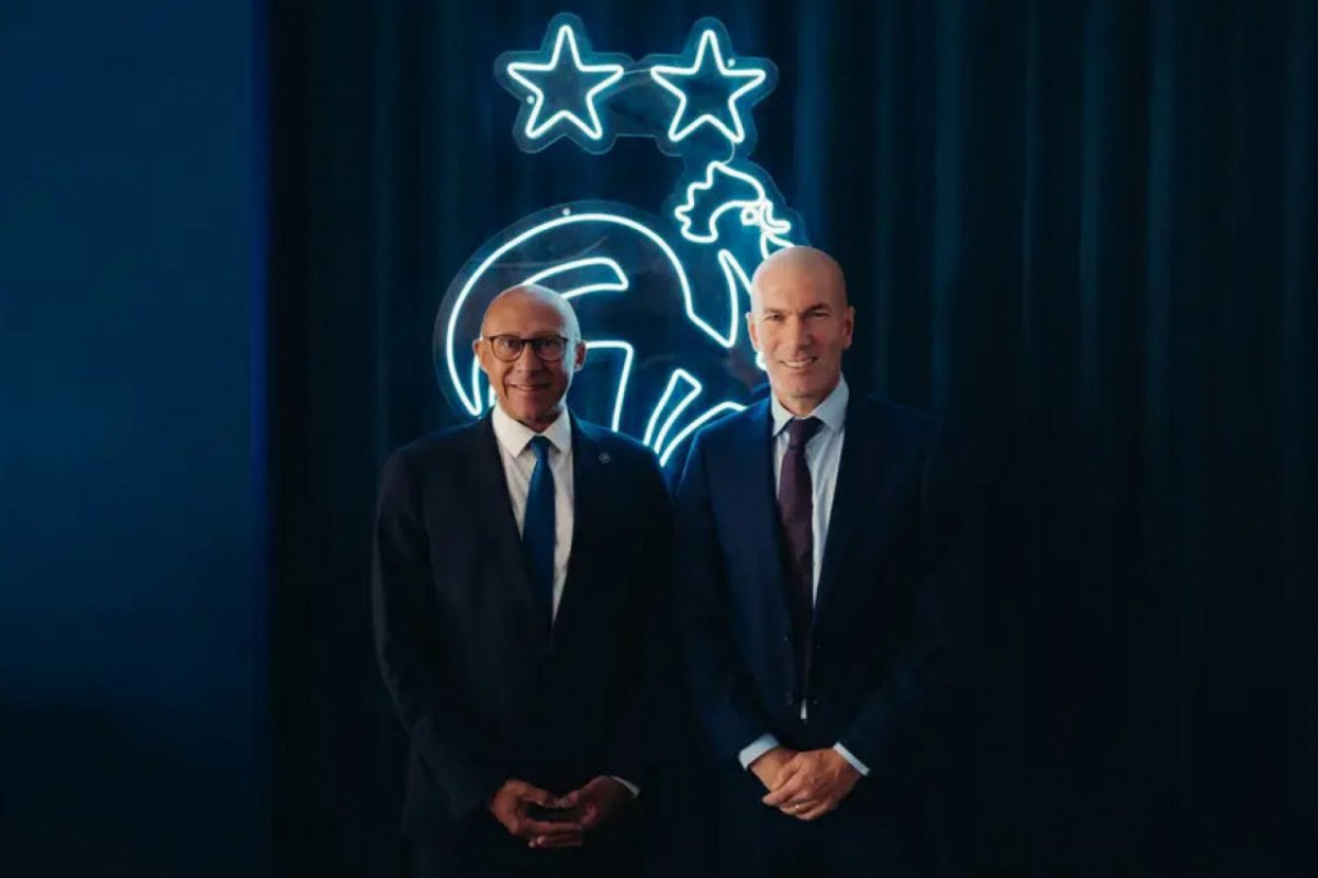 Zidane é anunciado como novo técnico da França e assina contrato até 2030