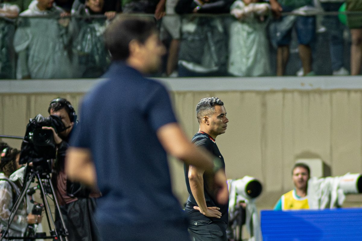 Jair Ventura tenta quebrar retrospecto ruim contra o Palmeiras para manter força do Vitória em casa