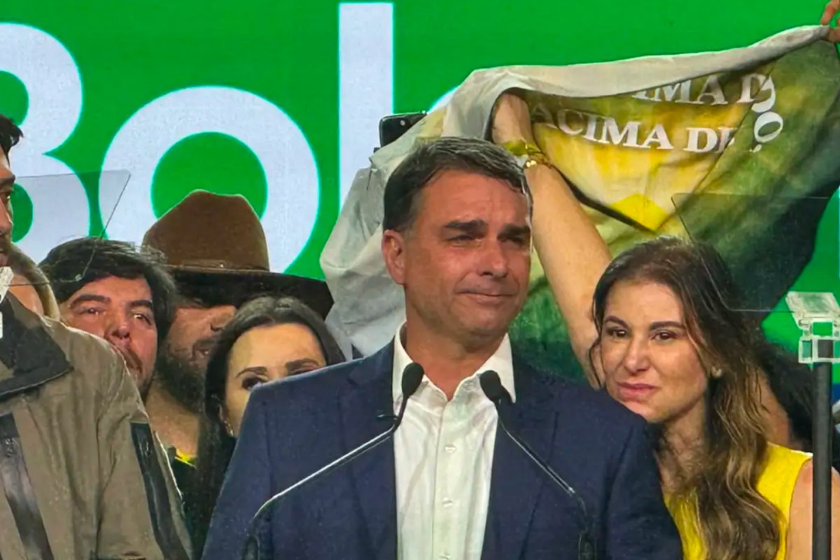PF cancela depoimento de Flávio Bolsonaro após defesa enviar esclarecimentos