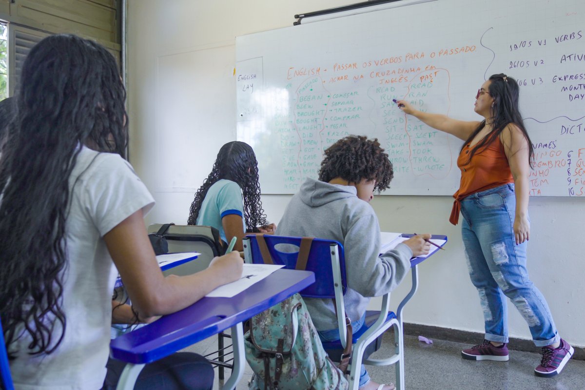 Redes de ensino encurtam férias de julho e acendem debate sobre importância do descanso