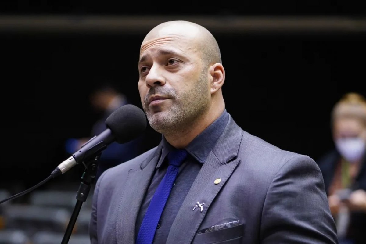 Moraes dá 48 horas para Daniel Silveira explicar vídeo com apoio a Carlos Portinho