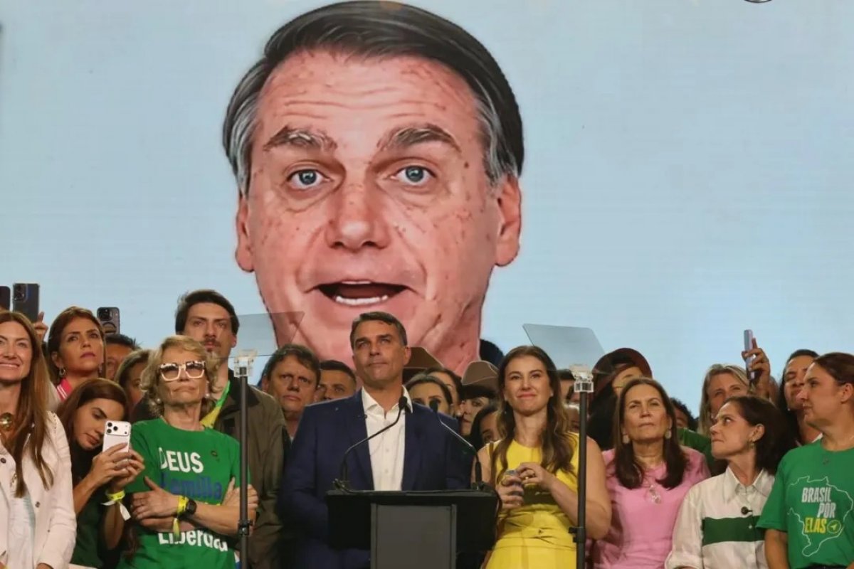 Defesa diz que Bolsonaro não autorizou vídeo com IA exibido na convenção do PL