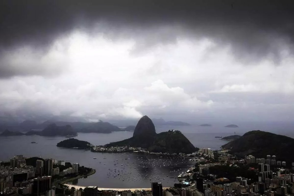 Ventania no Rio causa apagão, paralisa trens e metrô e afeta voos, e desabamento deixa 2 mortos