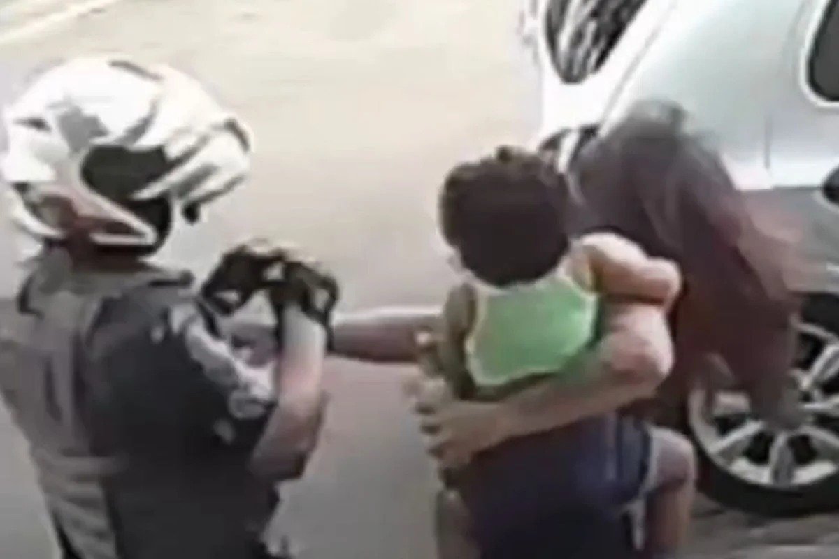 Vídeo: Policial que deu soco em mulher com bebê em SP é afastado 