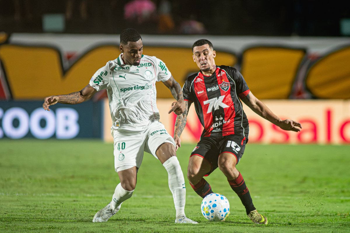 Vitória tem dois expulsos, perde para o Palmeiras e vê invencibilidade no Barradão cair