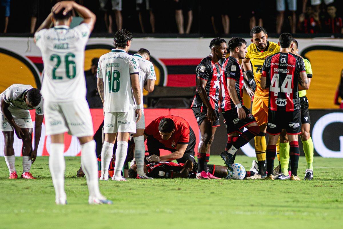 Vitória protesta contra arbitragem após derrota para o Palmeiras e promete representação à CBF
