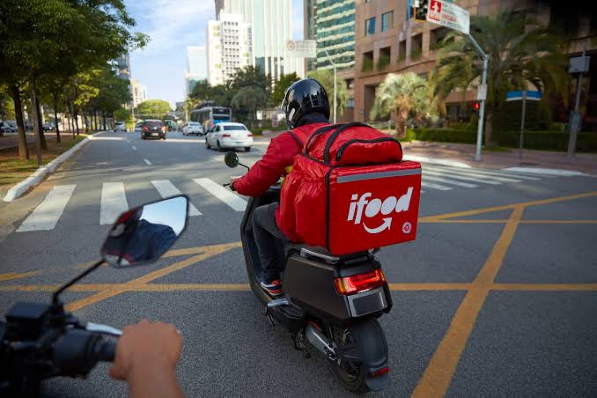 Justiça determina que INSS passe a analisar benefícios a entregadores do iFood por falta de carteira assinada