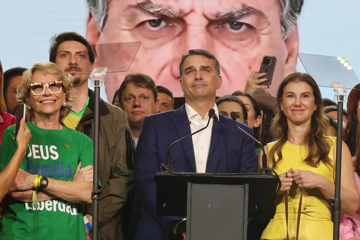 Após negativa de Bolsonaro sobre vídeo de IA, Justiça Eleitoral avalia responsabilidade da campanha de Flávio sobre o material