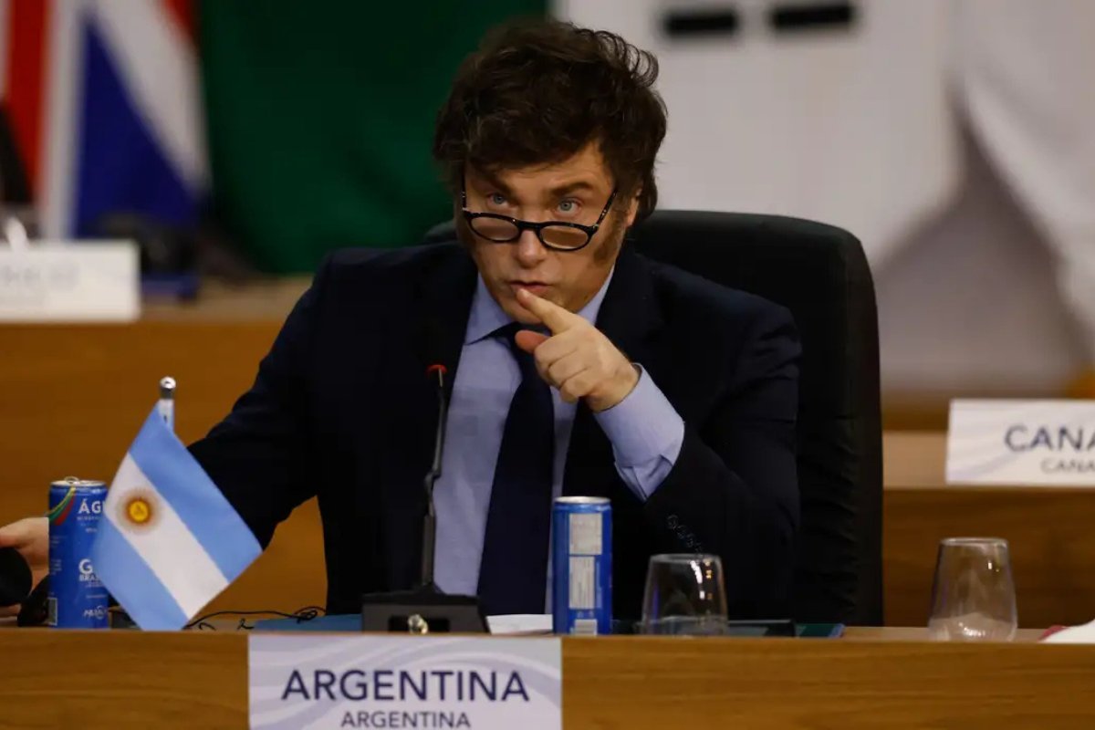 Milei assina decreto que impede entrada e expulsa estrangeiros que atacarem argentinos 