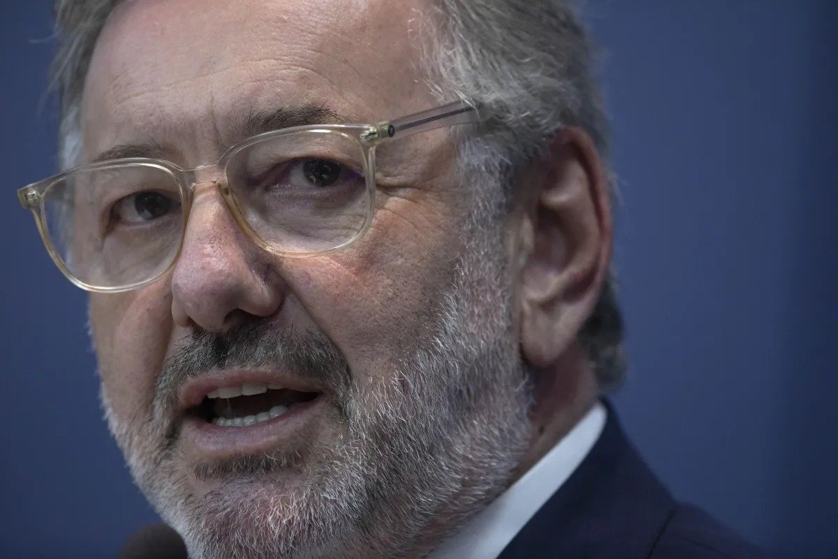 Brasil trabalha para aumentar produtos isentos ao tarifaço, diz ministro da Indústria