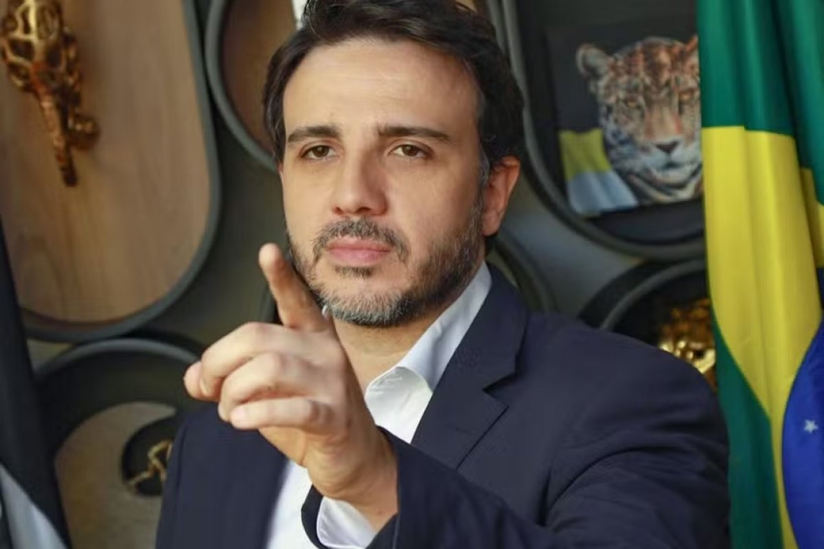 Renan Santos provoca e compara Lulinha a Flávio por investigações